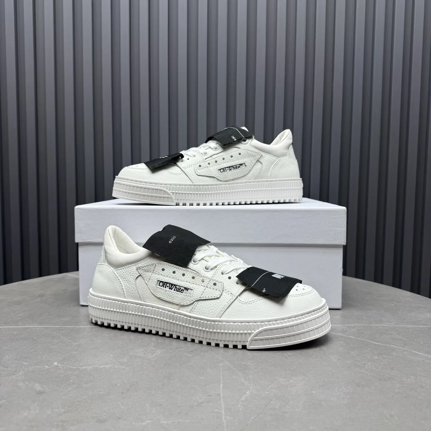 Men's shoes💰680 OFF WHITE ⚡️Couple style⚡️The latest spring style street casual shoes, released with the highest quality version on the market👊Series original mold opening, original lasting, production technology 1:1 original version➰🔜The best choice for more and more celebrities and Internet celebrities🔸In the classics Changes in the code🔸Innovate in the trend🔸Strive to break away from the shackles of bad street design🔝Although he is not the originator of fashion design, he is definitely a shining dark horse in avant-garde design🐴🆙Do not follow the trend🔅Not universal beauty🔅 Fabric💯First-layer cowhide Lining💯Imported skin-friendly and environmentally friendly polyester mesh Foot pads💯Original molded high-elastic environmentally friendly molding pads Midsole💯Made with original last-last technology Outsole💯Rubber outsole Packaging💯Official website synchronizes full set of packaging (brand wrapping paper, brand certificate, brand cloth bag) Code numbers 35-44, 45 46 Customized